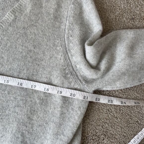 Subtle Luxury Cashmere Sweater Womens S/M Beige Gray V-neck Thin Soft Preppy - Picture 5 of 6